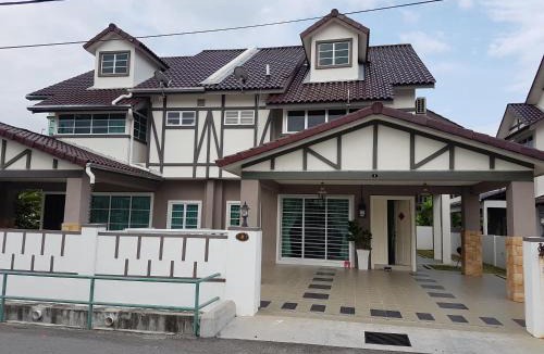 Taman Teratai House | Sitiawan Homestay Entire Semi D house
