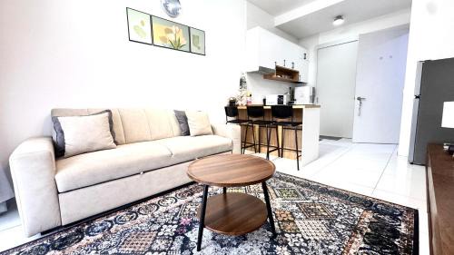 Bukit Indah Apartment | Sky Trees Bukit Indah netflix and wifi