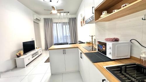 Bukit Indah Apartment | Sky Trees Bukit Indah netflix and wifi