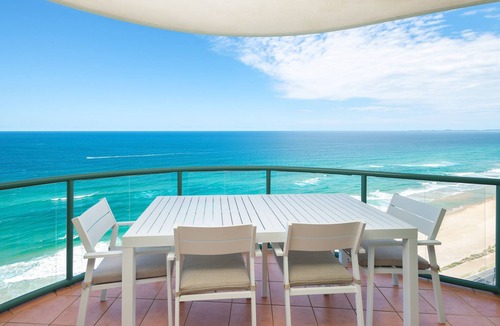 Main Beach Apartment | Skyhome Sub penthouse 3 Bedroom Ocean View