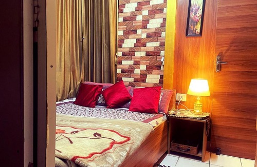 Chittaranjan House | Small cozy room in a designer apartment