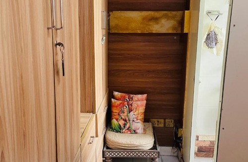 Chittaranjan House | Small cozy room in a designer apartment