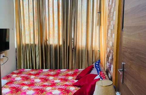 Chittaranjan House | Small cozy room in a designer apartment