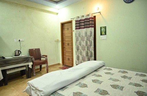 Malviya Nagar Bed & Breakfast | Soul Shanti Stay – Peaceful Jaipur Homestay with Terrace & Fast WiFi