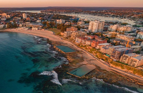 Cronulla Apartment | South Cronulla Apt Steps to Surf & Ocean Pools