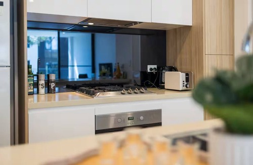 Roseville Apartment | Spacious 2bedroom Apt w/Parking minute to Chatswood