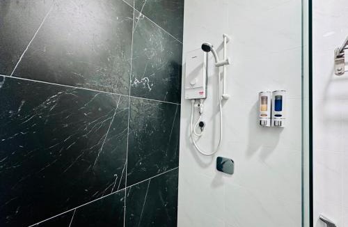George Town Apartment | Spacious 2BR Suite for 5-7 pax