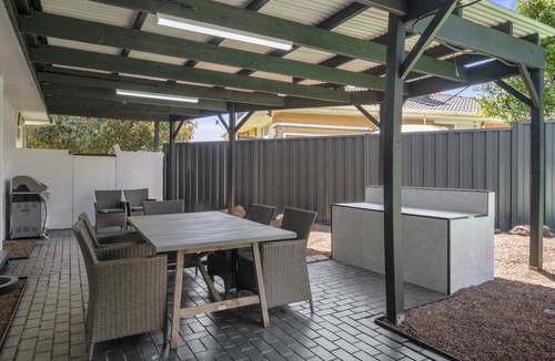 Keysborough House | Spacious 3-Bed House with Outdoor Dining & BBQ