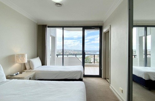 Milsons Point Apartment | Spacious 3 Bedroom Water View Apartment, 900m from the Harbour Bridge