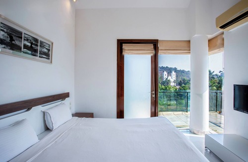 Candolim Apartment | Spacious 3-bedroom penthouse with WiFi, AC in fabulous Candolim