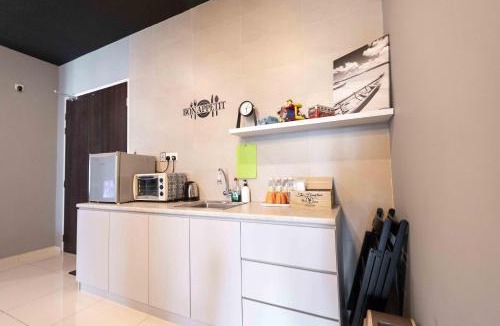 Kampung Sepuluh Apartment | Spacious 3 Bedrooms by Cozy Home