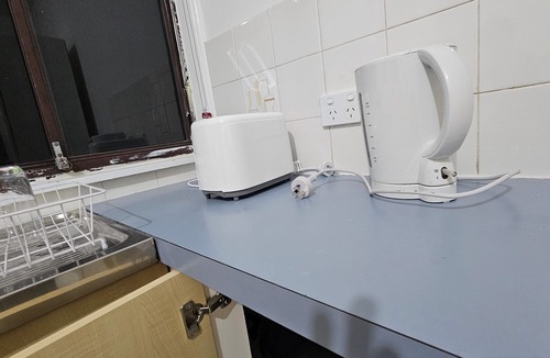 Airds House | Spacious 3BR Home for Family & Work Stays Near Campbelltown | Parking Fast WiFi