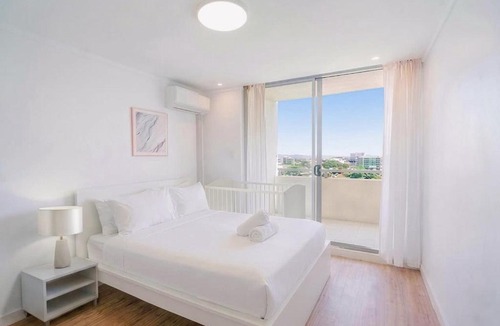 Wolli Creek Apartment | Spacious 3BR Waterfront Apt Pool Gym Free Parking
