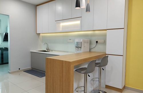 Kluang House | Spacious 4-bedroom house in cool Kluang, Johor with AC, WiFi, NETFLIX, autogate