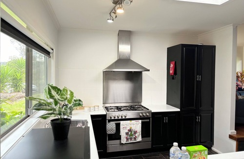 North Warrandyte House | Spacious 4 Bedroom Hilltop Home with Treetop Views near Yarra Valley