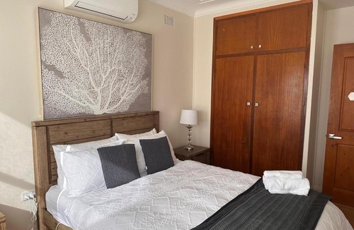 Keiraville House | Spacious 4BR Home Walk to Wollongong Uni