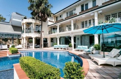 Newport House | Spacious 6-bedroom house in lovely Newport with pool and waterfront.
