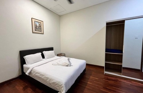 Bandar Baru Bangi House | Spacious 6BR Family Home Near Shops and Wi-Fi