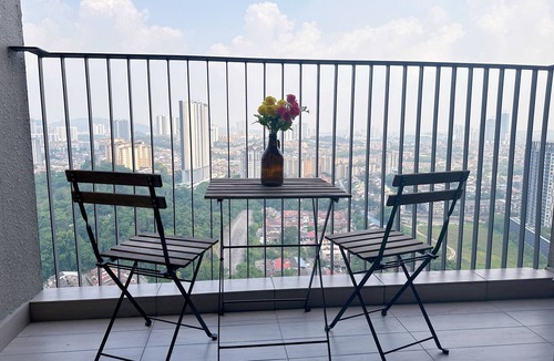 Kuala Lumpur Apartment | Spacious Apartment with Sky-pool ! Free Shuttle to Mid Valley & KL Sentral