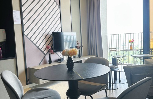 Kuala Lumpur Apartment | Spacious Apartment with Sky-pool ! Free Shuttle to Mid Valley & KL Sentral