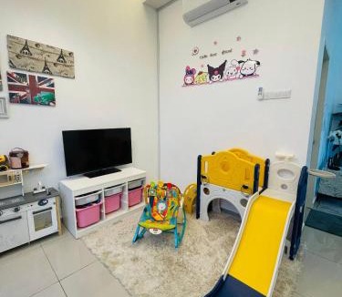 Durian Tunggal House | Spacious Family Homestay in Durian Tunggal with Private Pool