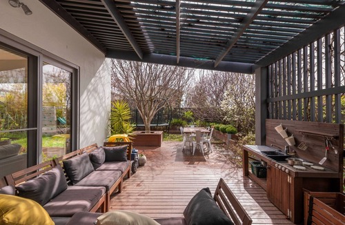 Wright House | Spacious Family Home Near Mt. Stromlo