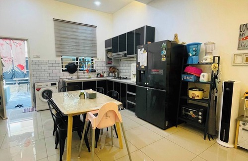 Durian Tunggal House | Spacious Family Homestay in Durian Tunggal with Private Pool