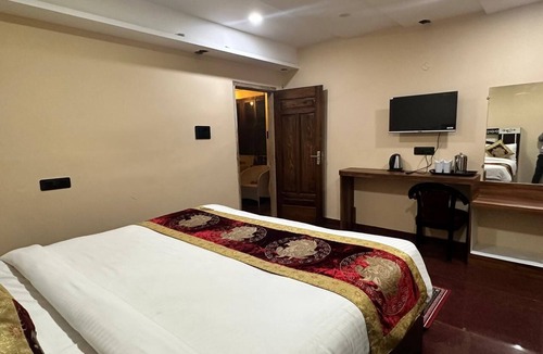 Varanasi Hotel | Spacious hotel in charming Varanasi with WiFi, AC