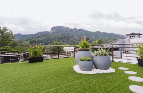 Taman Melawati House | Spacious Luxury 6BR Home in Kemensah KL