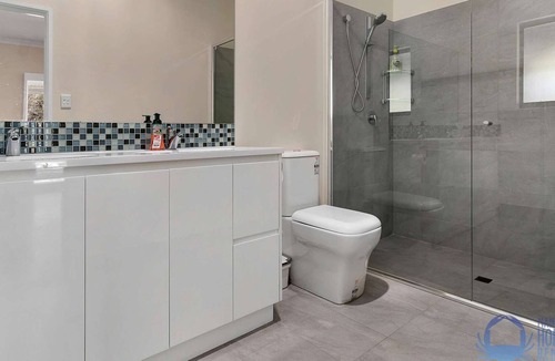 Herron House | Spacious, modern 4BR, 3 bathroom holiday home on the estuary