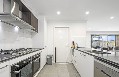 Catherine Field House | Spacious Modern 4Bedroom Retreat near Gregory Hill