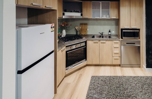 Newcastle West Apartment | Spacious Newcastle Apartment w parking, pool and gym