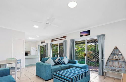 Woodgate Villa | Spacious Open Plan Villa with Complex Pool