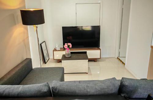 Hornsby House | Spacious Studio with Garden close 2train&Westfield