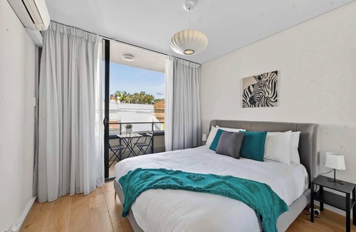 Redfern Apartment | Split Level Oasis - Stunning CBD views and Parking