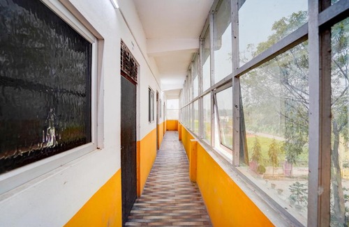 Gyanpur Hotel | SPOT ON New Diamond Hotel