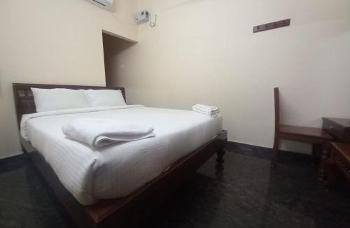 Kuilapalayam Hotel | SRI SAVERAA RESIDENCY