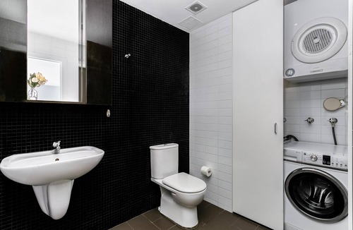 St. Leonards Apartment | St Leonards- TRNT2 - Albany Street - Spacious 2BR with Sunny Balcony, Parking Walk to Cafes