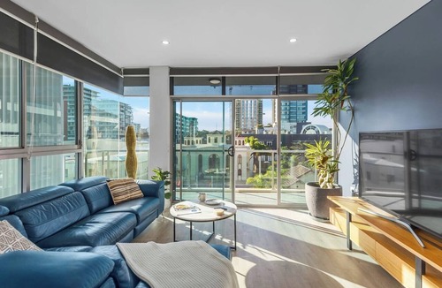 Wollongong CBD Apartment | Stadium Escape A Contemporary Beachside Retreat