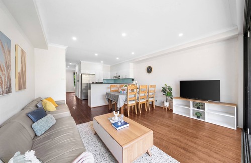Stanmore House | Stanmore Home Near Newtown | Parking | City Access