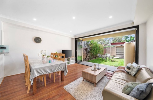 Stanmore House | Stanmore Home Near Newtown | Parking | City Access