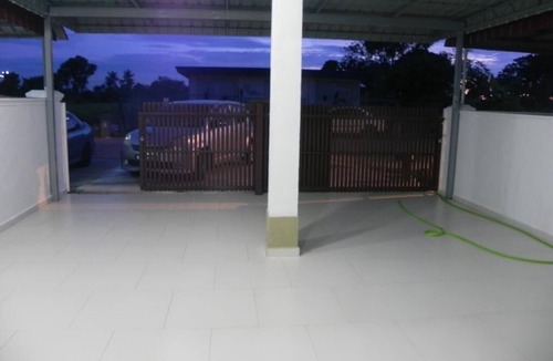 Taman Gadong Perdana House | Stay99 House 2 (1 King & 6 Queen bed)