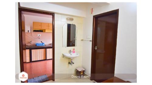 Hampankatta Apartment | StayMazing KMC Abode- 2BHK AC Serviced Apt-City Centre-5 Mins to Central Railway Station