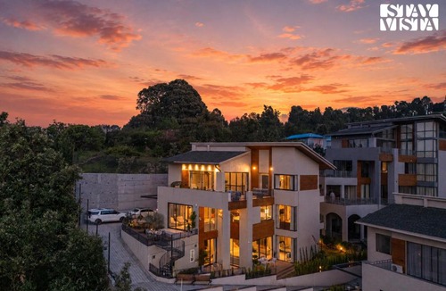 Kaul Villa | StayVista at Banyan Abode - Seetla with Bathtub & Bar