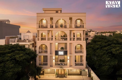 DLF Phase 3 Hotel | StayVista Residences near Cyber City Hub with Gym & Air Purifier