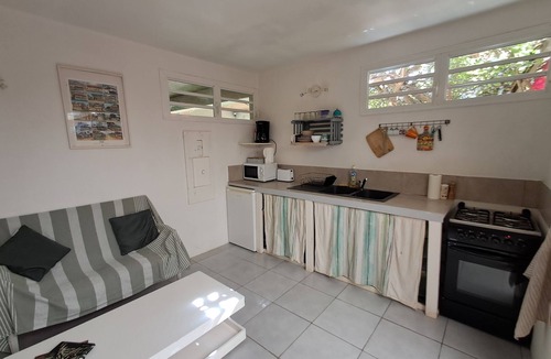 Cayenne Apartment | Studio close to Bourda beach, in a quiet, leafy setting.