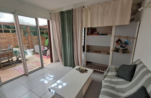 Cayenne Apartment | Studio close to Bourda beach, in a quiet, leafy setting.
