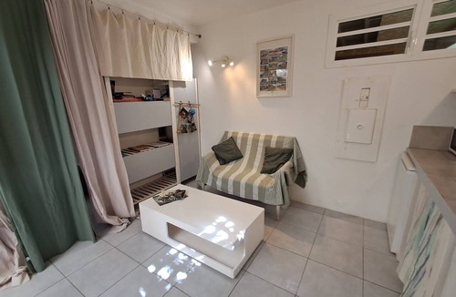 Cayenne Apartment | Studio close to Bourda beach, in a quiet, leafy setting.