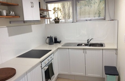 Mangerton Apartment | Studio flat in Leafy suburb close to city