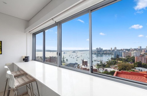 Elizabeth Bay Apartment | Studio in Elizabeth Bay with City Views